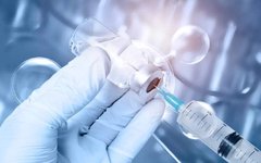 囊胚是先分裂变成两个，还是先着床后裂变为双胞胎？